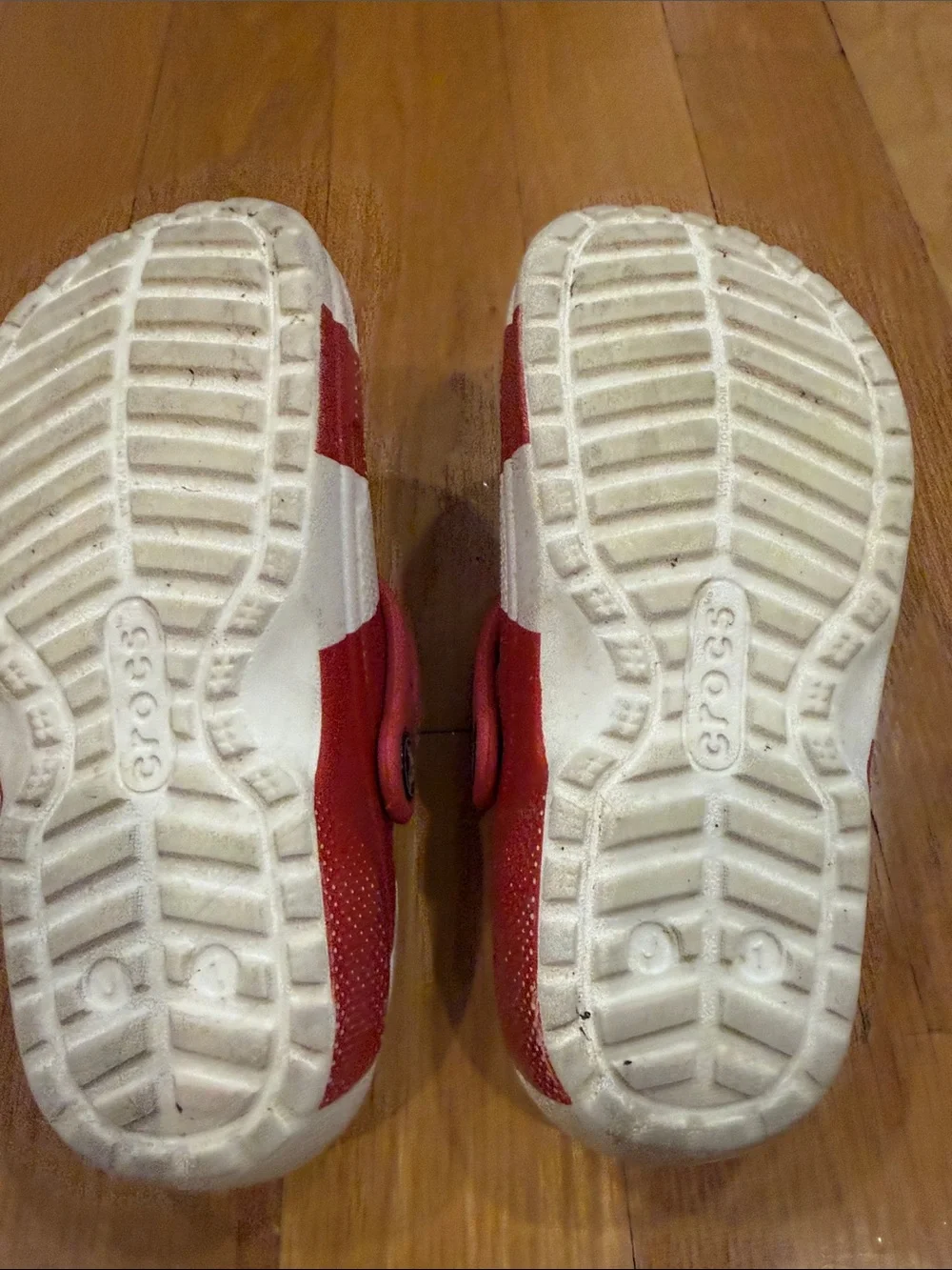 Crocs classic holiday red/white candy cane swirl lined clog size j1.